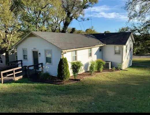 Exterior view of Nashville sober living home — grass